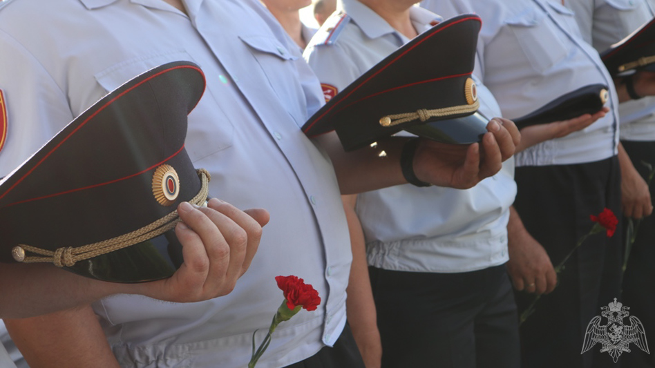 В Красноярске сотрудники Росгвардии почтили память погибших