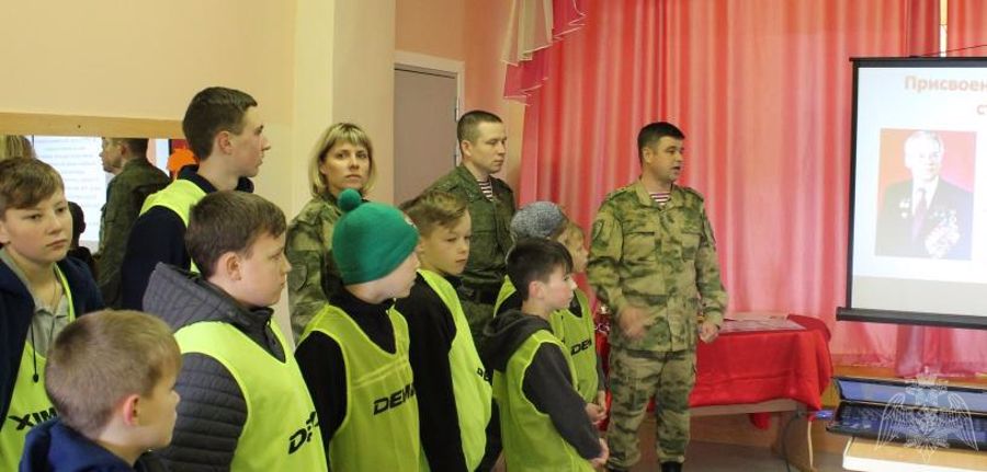  Военнослужащие Красноярского соединения провели товарищеский матч по футболу с воспитанниками детского дома