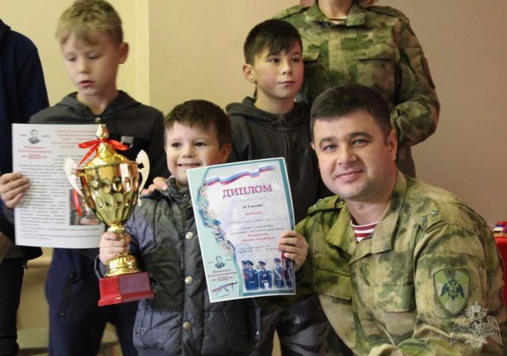  Военнослужащие Красноярского соединения провели товарищеский матч по футболу с воспитанниками детского дома