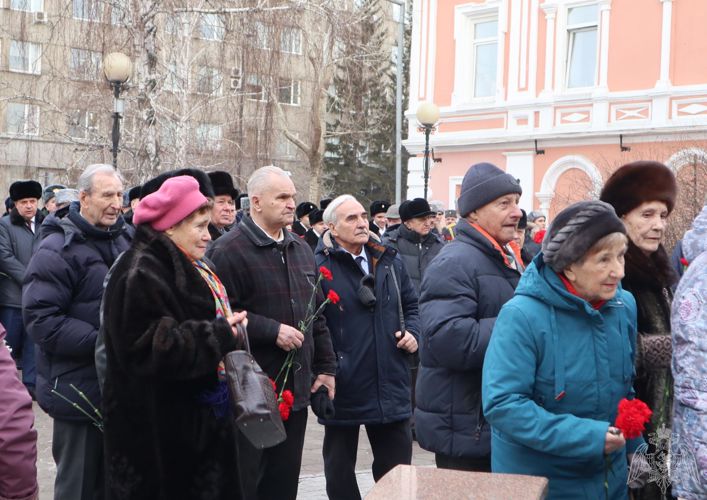  В день 76-й годовщины снятия блокады Ленинграда в Красноярске сотрудники Росгвардии возложили цветы к памятнику «Дети войны»
