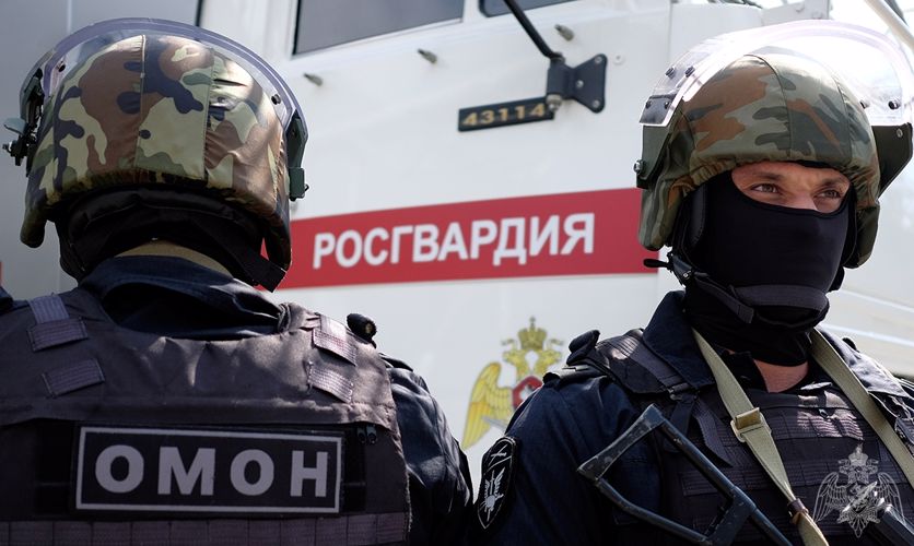 В Красноярском крае сотрудники ОМОН оказали содействие оперативникам уголовного розыска в задержании подозреваемых в разбойном нападении на семью 