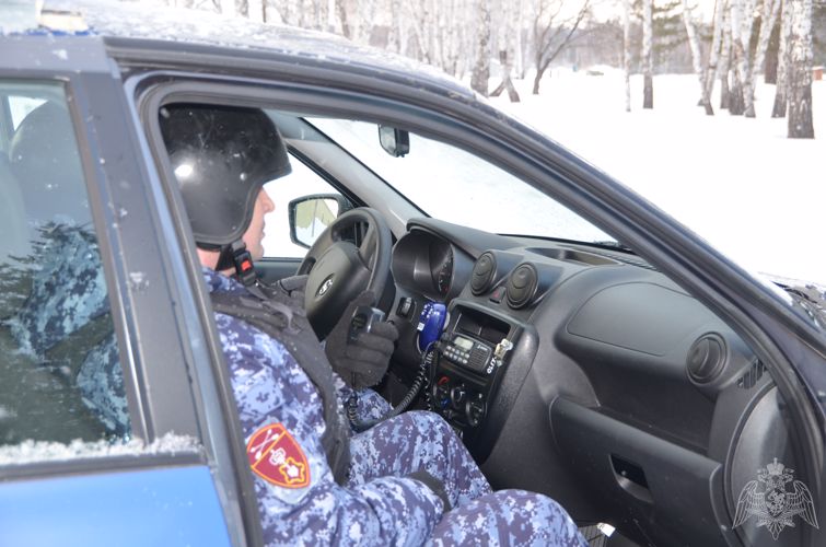 Сотрудники красноярской вневедомственной охраны Росгвардии задержали местную жительницу по подозрению в серии краж дорогостоящего алкоголя