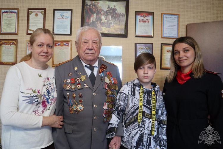 Сотрудники Управления Росгвардии по Красноярскому краю навестили ветерана Великой Отечественной войны