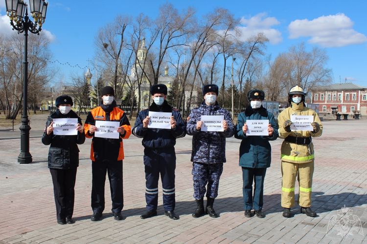 В Минусинске Красноярского края Росгвардия и экстренные службы присоединились к Всемирному флешмобу #stayathome