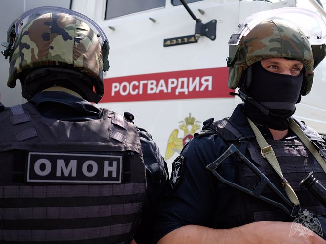 Красноярские сотрудники ОМОН на транспорте Росгвардии оказали содействие полицейским в задержании подозреваемых в совершении 30 эпизодов хищений из гаражей