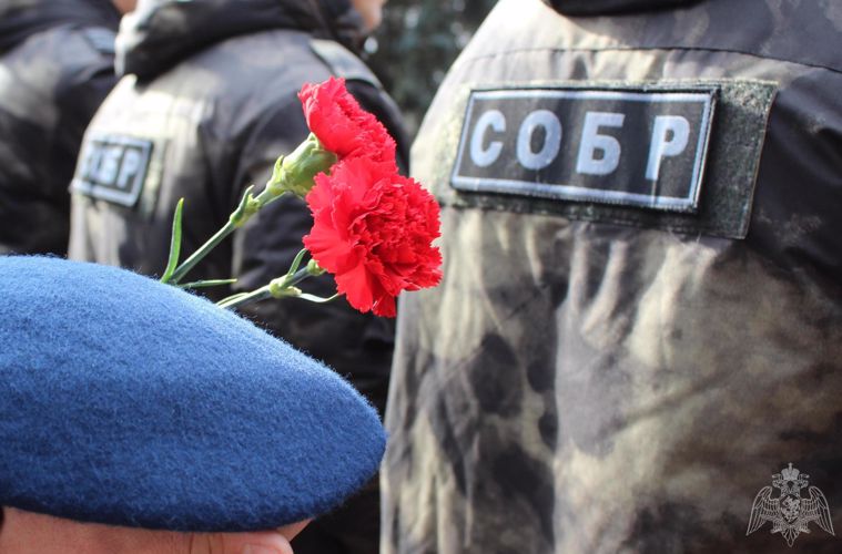 Сотрудники красноярского СОБР «Зенит» почтили память боевого товарища