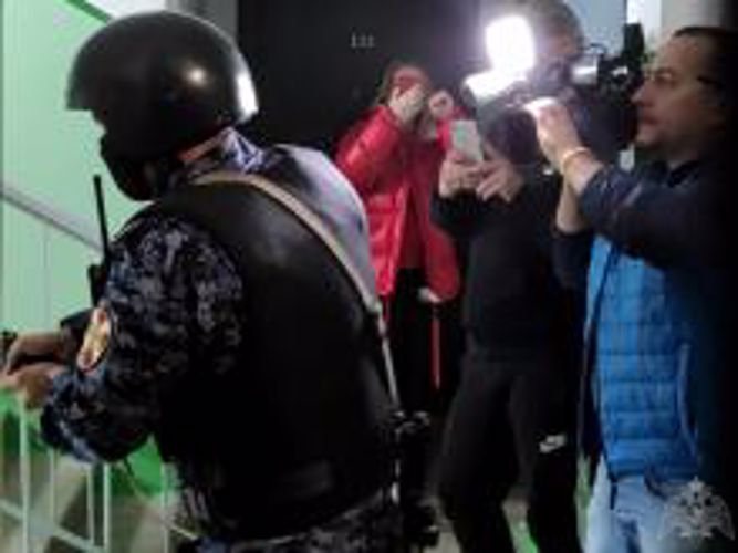 Красноярские сотрудники вневедомственной охраны показали журналистам телеканала "8 канал", как можно обезопасить свою квартиру , оставленную без присмотра 