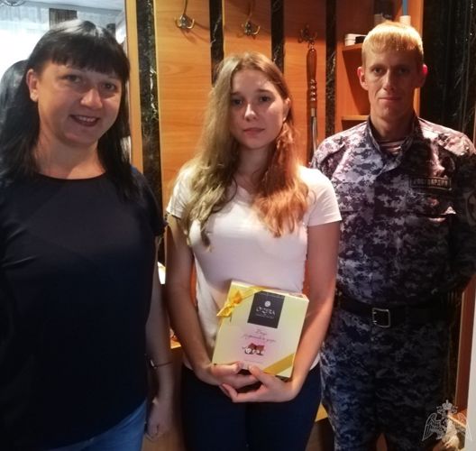 Сотрудники красноярской вневедомственной охраны Росгвардии продолжают поздравлять с Днем знаний детей, погибших сотрудников