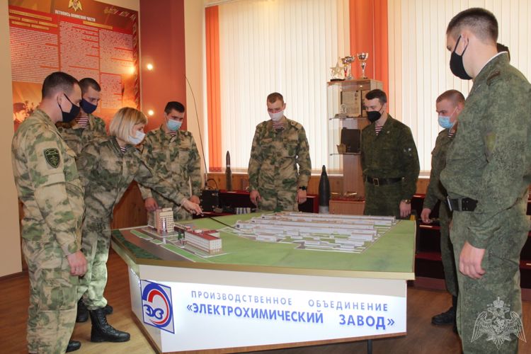 Военнослужащие Росгвардии Красноярского соединения отметили день образования охраняемого предприятия 