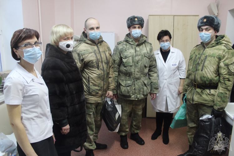 Военнослужащие Росгвардии поблагодарили врачей железногорской клинической больницы 