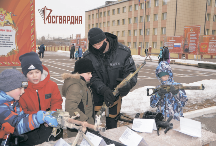 В Красноярске сотрудники и военнослужащие Росгвардии провели спортивный семейный праздник «Проводы зимы»