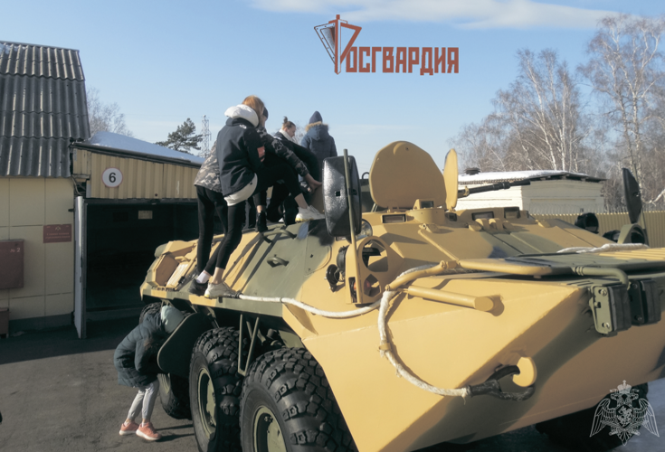 Воспитанники детского дома побывали на экскурсии в воинской части Росгвардии города Железногорска  