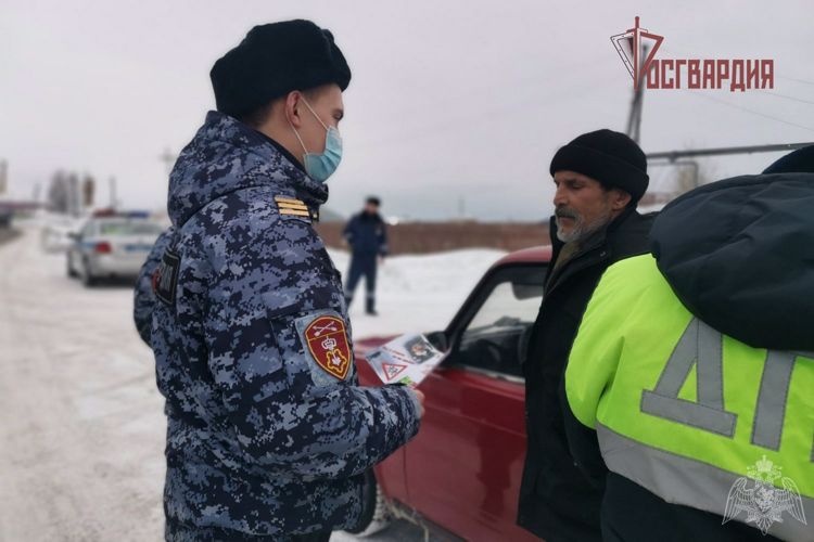 В Енисейске сотрудники Росгвардии совместно с ГИБДД провели акцию «Внимание, дети!» 