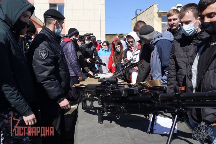 Сотрудники и военнослужащие Росгвардии провели «День призывника»  для красноярской молодежи