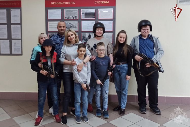 В рамках акции «Каникулы с Росгвардией» лесосибирские сотрудники Росгвардии провели день открытых дверей