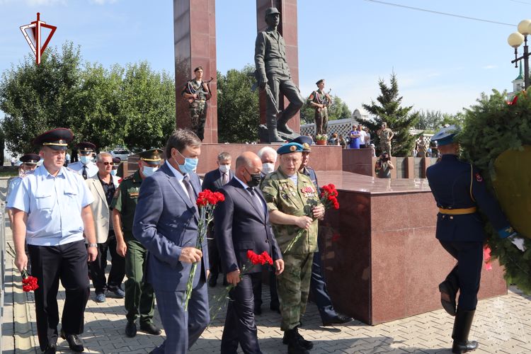 В Красноярске руководство Росгвардии присоединилось к памятным мероприятиям, посвященным Дню воздушно-десантных войск