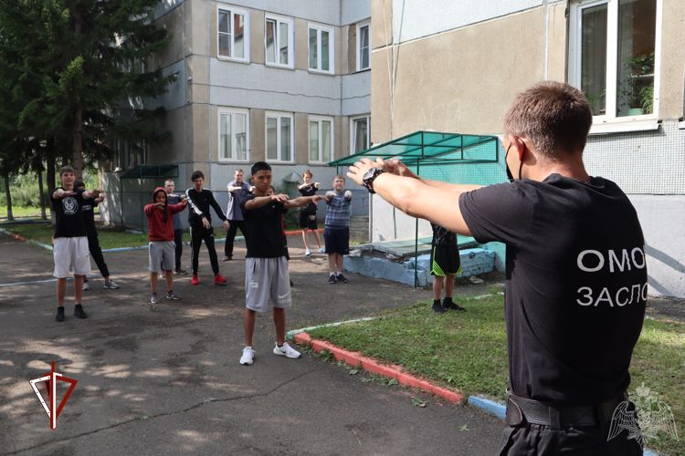 Росгвардия провела спортивные мероприятия для воспитанников детского дома в Красноярске 