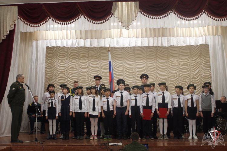 В воинской части Красноярского соединения Росгвардии прошло посвящение школьников в росгвардейцы