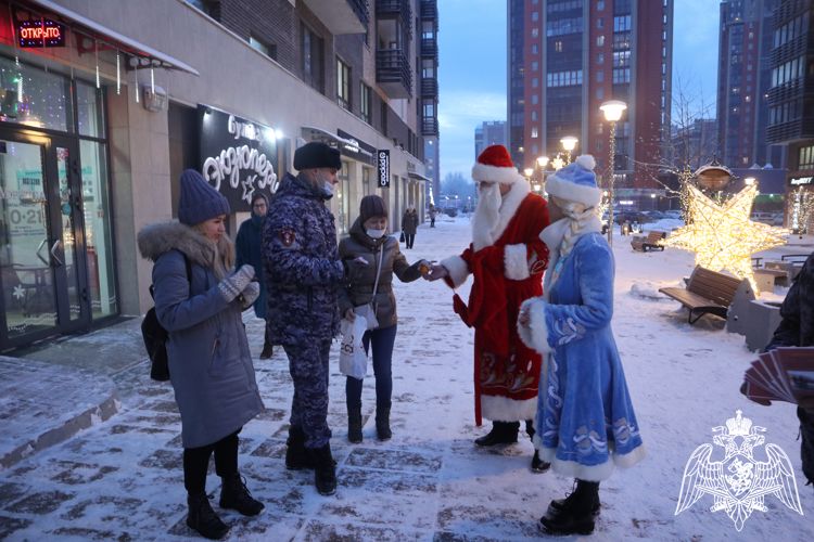 Росгвардецы провели акцию «Безопасный Новый год» в жилом микрорайоне города