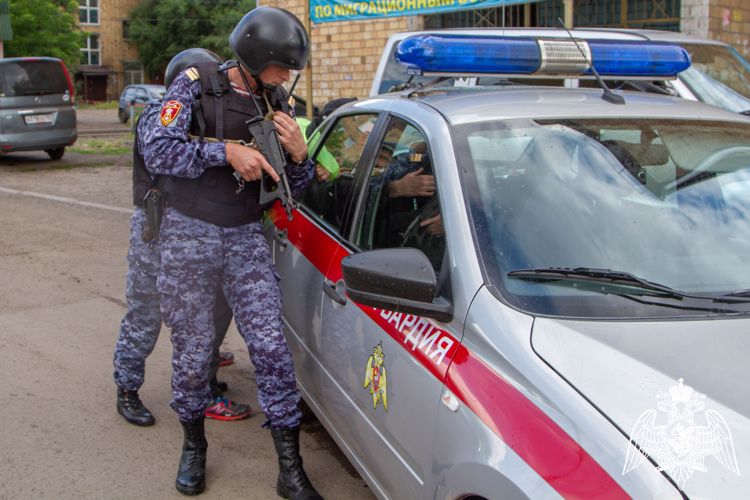Сотрудники Росгвардии совместно с судебными приставами провели  учения по отработке действий при вооруженном нападении на здание суда