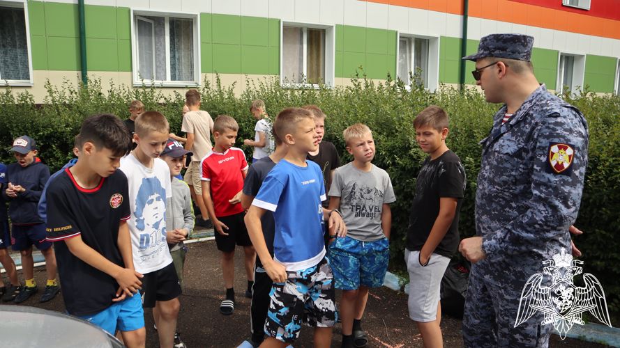 Сотрудники Росгвардии провели познавательный урок для детей оздоровительного лагеря