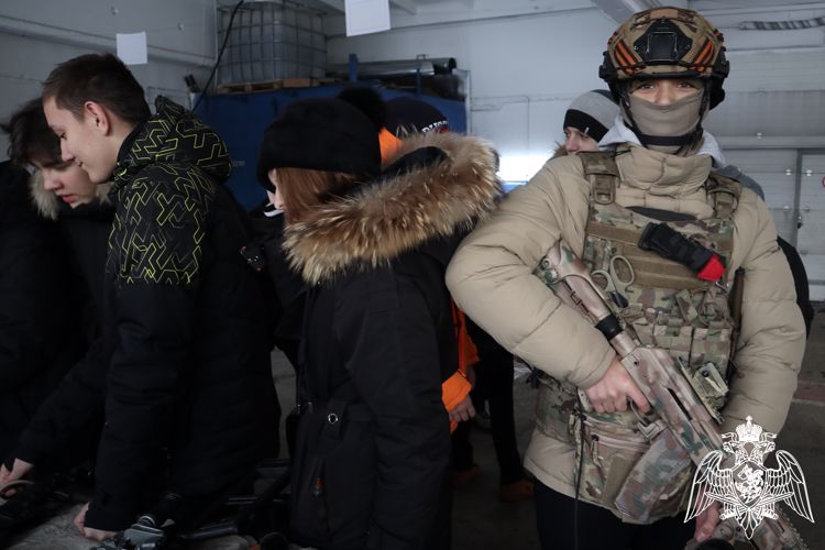 Сотрудники отряда мобильного особого назначения на транспорте Росгвардии открыли двери для школьников