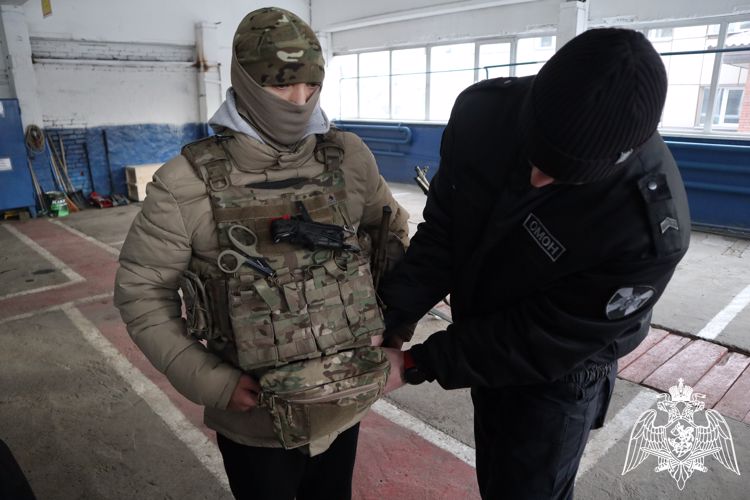 Сотрудники отряда мобильного особого назначения на транспорте Росгвардии открыли двери для школьников