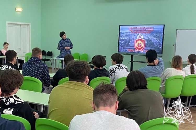 Сотрудники Росгвардии провели профориентационную беседу со старшеклассниками красноярской школы