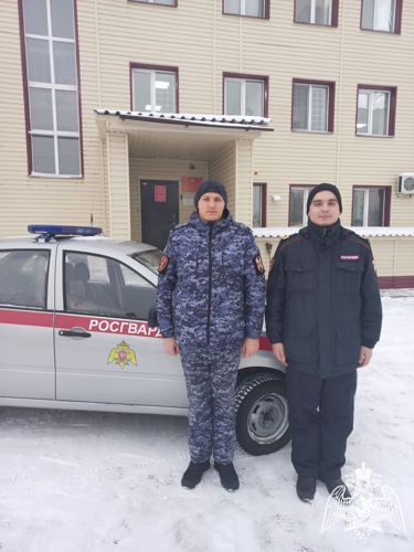 Сотрудники Росгвардии в Красноярском крае спасли людей из огня