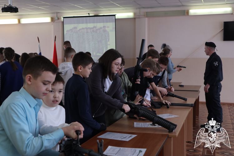 В преддверии Дня защиты Отечества на территории подразделения ОМОН прошел День открытых дверей для школьников