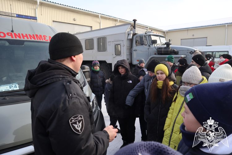 В преддверии Дня защиты Отечества на территории подразделения ОМОН прошел День открытых дверей для школьников