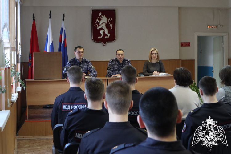 Красноярские сотрудники лицензионно-разрешительной работы Росгвардии провели для студентов «День открытых дверей»