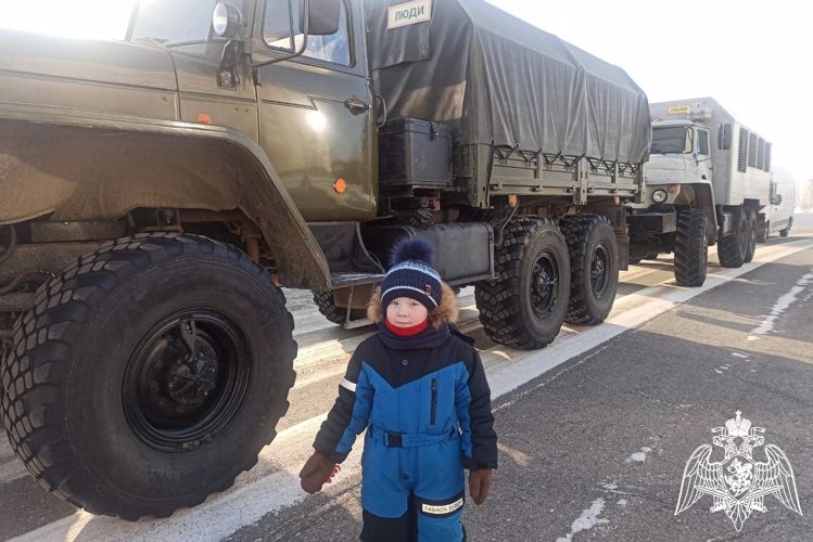 В Зеленогорске военнослужащие Росгвардии организовали развлекательные площадки на «Ледовых гонках GREEN RING 2023»