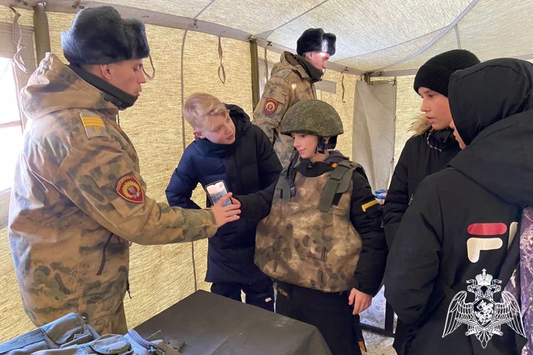 В Зеленогорске военнослужащие Росгвардии организовали развлекательные площадки на «Ледовых гонках GREEN RING 2023»