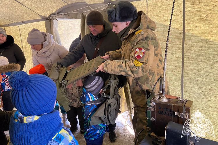В Зеленогорске военнослужащие Росгвардии организовали развлекательные площадки на «Ледовых гонках GREEN RING 2023»