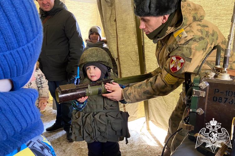В Зеленогорске военнослужащие Росгвардии организовали развлекательные площадки на «Ледовых гонках GREEN RING 2023»