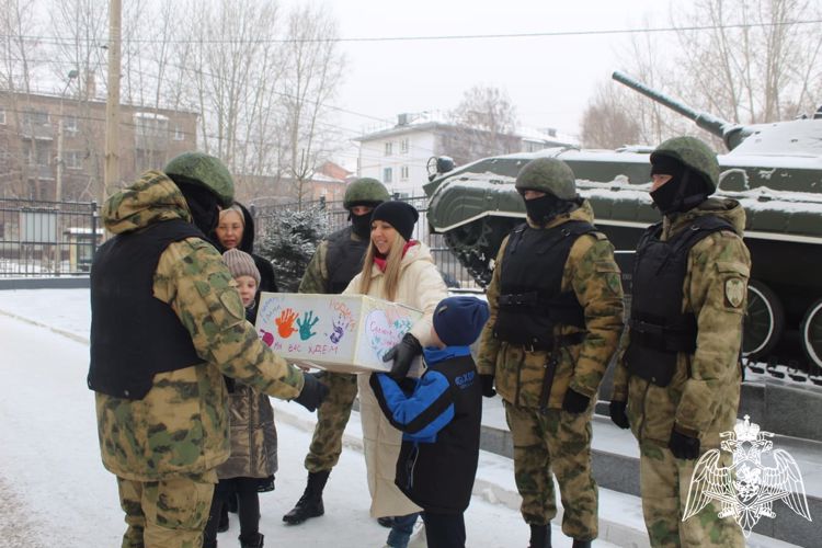 В Красноярске воспитанники детского дома передали посылку для бойцов СВО