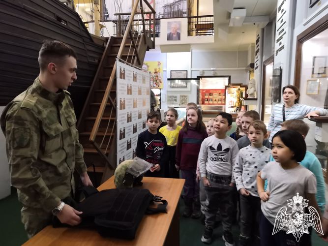 В краеведческом музее военнослужащие Красноярского соединения Росгвардии провели для школьников соревнования «Большие маневры»