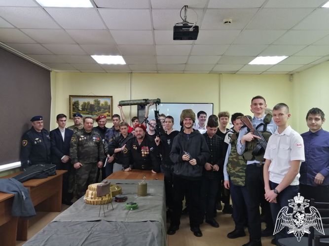 В преддверии Дня защитника Отечества ветераны подразделений Росгвардии провели уроки мужества