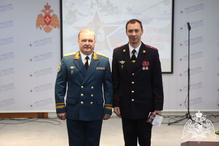 В Красноярске сотрудник Росгвардии награждён медалью МЧС России «За содружество во имя спасения»