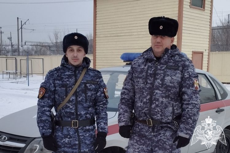 В Красноярске сотрудники Росгвардии оказали помощь мужчине, сломавшему ногу на улице