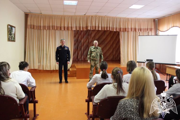 Заместитель руководителя Управления Росгвардии по Красноярскому краю провёл уроки мужества с допризывной молодёжью Шарыповского района