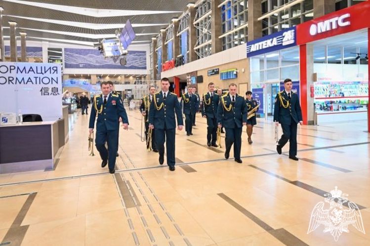 В красноярском аэропорту военный оркестр Росгвардии поздравил с праздником гостей и жителей города