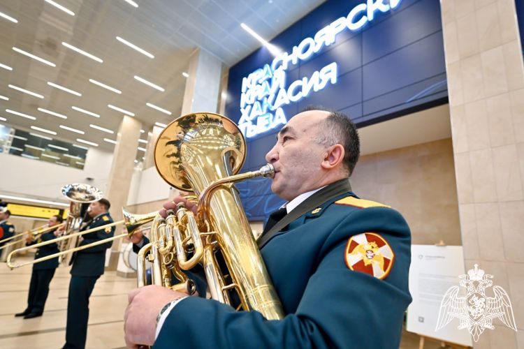 В красноярском аэропорту военный оркестр Росгвардии поздравил с праздником гостей и жителей города