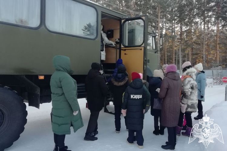 Росгвардейцы провели День открытых дверей для сосновоборских школьников