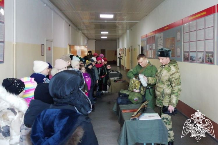 Росгвардейцы провели День открытых дверей для сосновоборских школьников