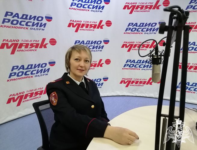 Сотрудник Росгвардии в радиоэфире «Россия-Красноярск» поздравила красноярок   с 8 марта