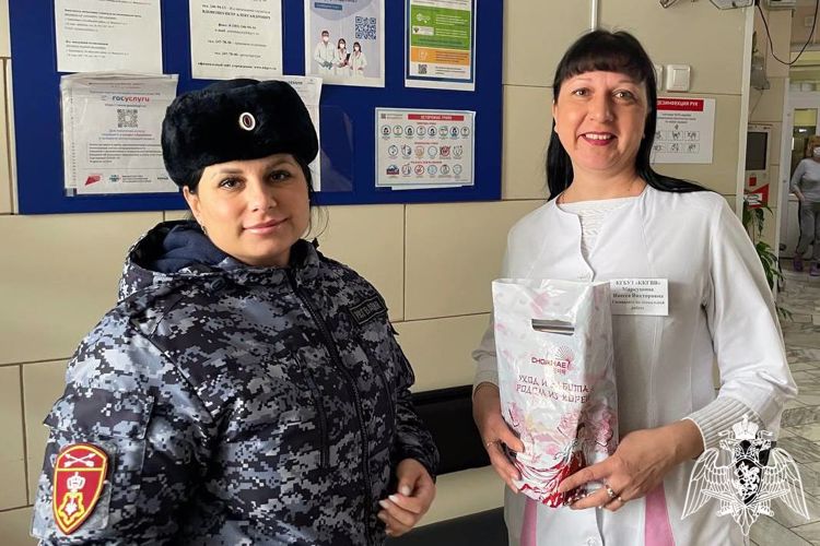 Сотрудники Росгвардии поздравили женщин подразделения с Международным женским днем