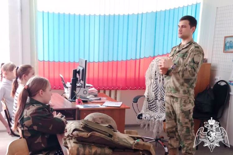 Военнослужащие Росгвардии провели уроки мужества у школьников