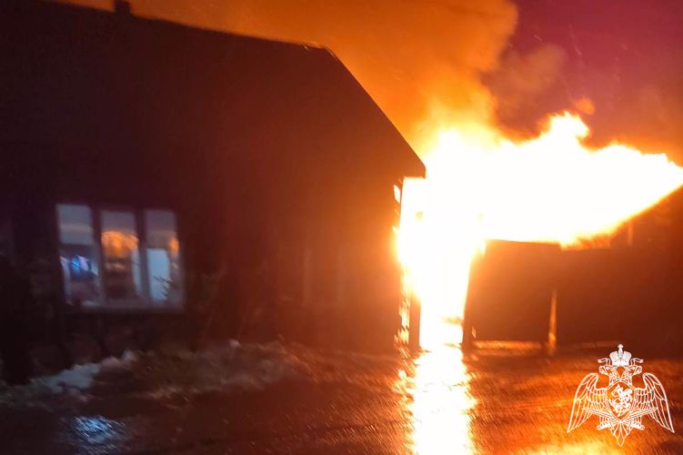 Росгвардейцы эвакуировали жильцов загоревшегося дома в Красноярском крае